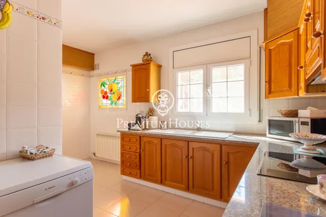 Casa independiente con piscina interior y jardín en venta en - foto 5