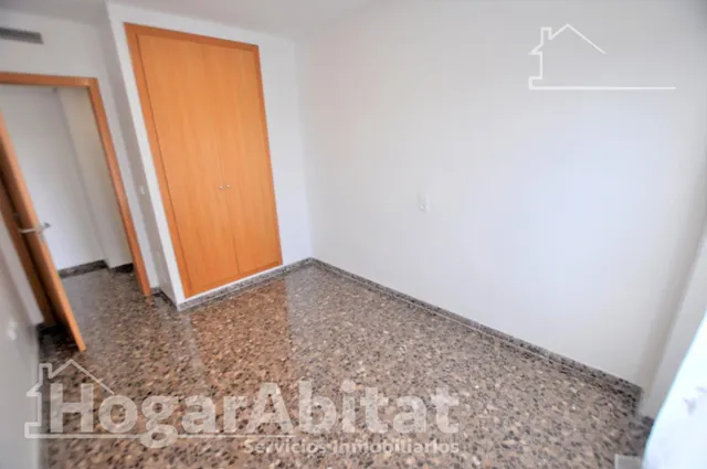 Alto, espacioso y muy luminoso con ascensor, garaje y balcón de vistas despejadas — 16