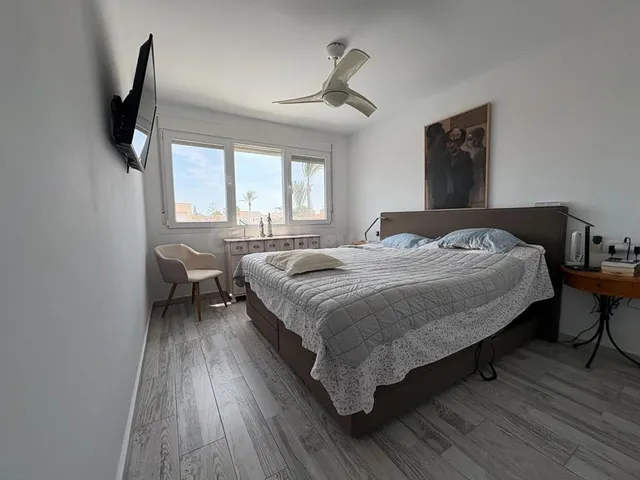 Chalet completamente renovado con piscina privada y jardín exclusivo — 11