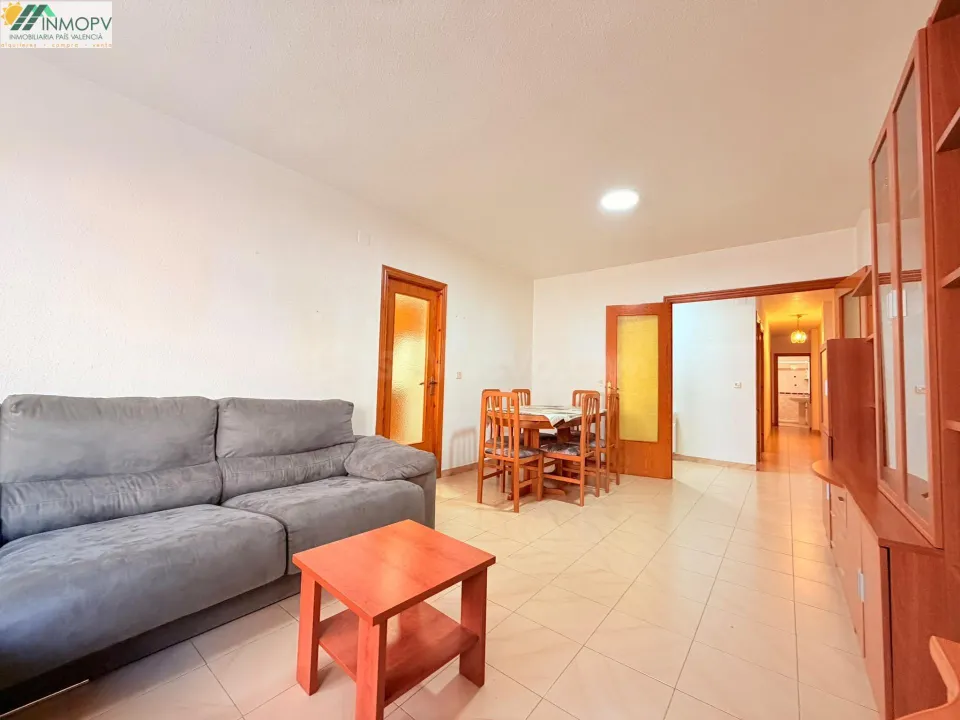 Se vende gran piso de 92m2 con 3 habitaciones dobles en zona rio cervol! 1ª planta edificio sin ascensor!