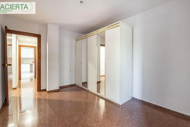 Piso con plaza de garaje cerrada junto a La Inmaculada, frente al río Genil. — 12