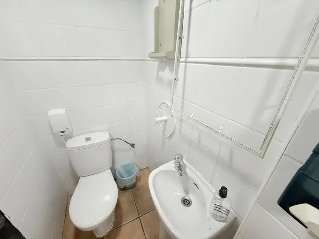 ¡Tu negocio en el foco de atención! Local comercial de 97 m2 muy luminoso en Carolinas Bajas — 17