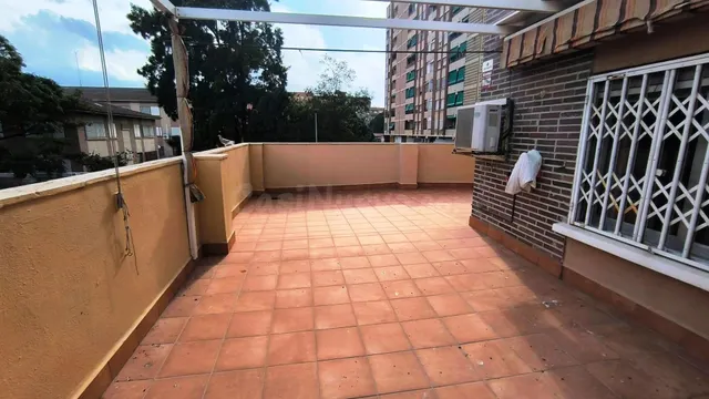 PRIMER PISO TOTALMENTE EXTERIOR EN FINCA CON CONSERJE Y ENORME TERRAZA ESQUINERA — 2