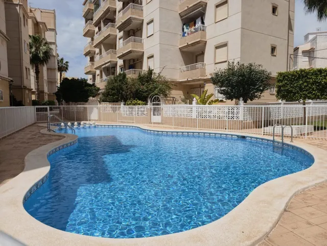 Apartamento reformado con piscina comunitaria, Alicante, Torrevieja. 3 habitaciones | 60 m2 | A 300 metros del mar — 3