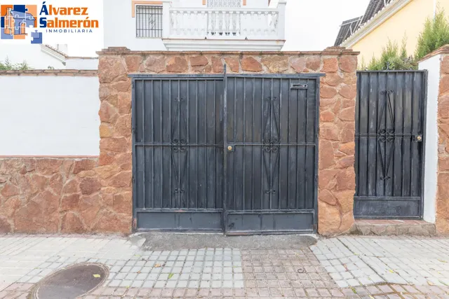 Casa independiente con piscina en La Zubia. — 41