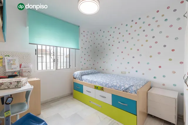 Casa independiente con piscina en La Zubia. — 24
