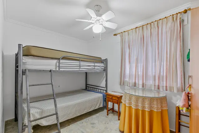Planta baja de tres dormitorios con gran patio a 150 metros de la playa de La Mata — 15