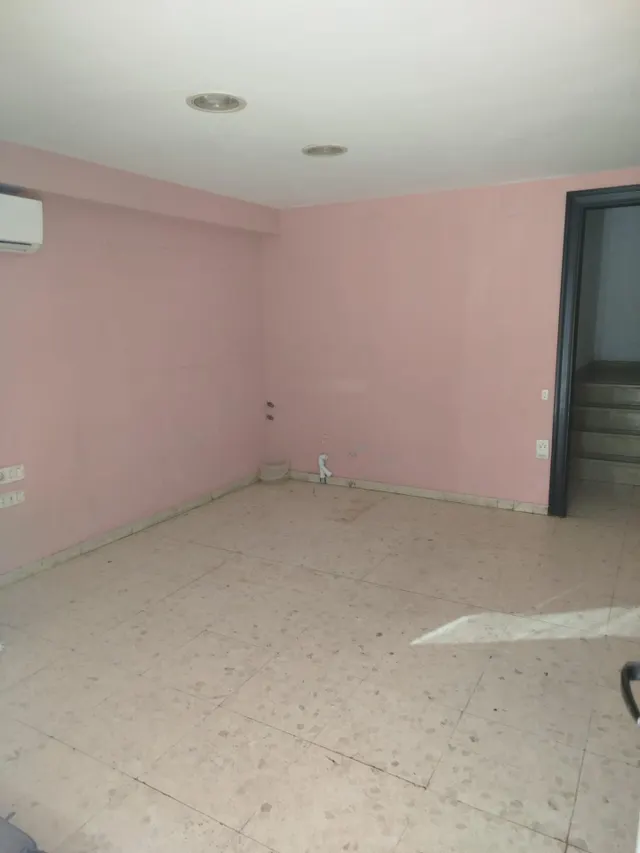 Se alquila local ideal para consulta u oficinas  entre el Hospital Puerta Del Mar y Paseo Maritimo. — 8