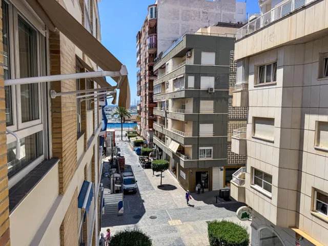 AMPLIO PISO EN PLENO CENTRO DE TORREVIEJA – CON VISTAS PARCIALES AL MAR — 17