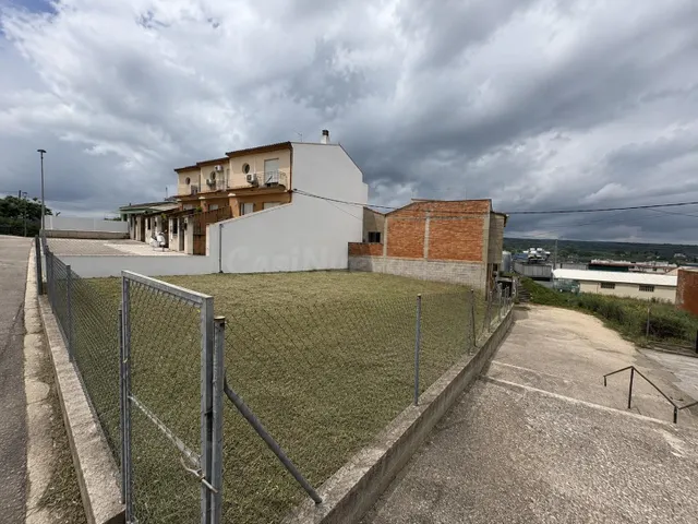 SOLAR URBANO IDEAL PARA VIVIENDA MODERNA CON PISCINA Y GARAJ - foto 2