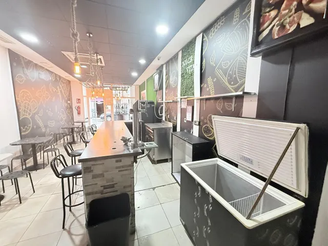 ¡Tu negocio en el foco de atención! Local comercial de 97 m2 muy luminoso en Carolinas Bajas — 32