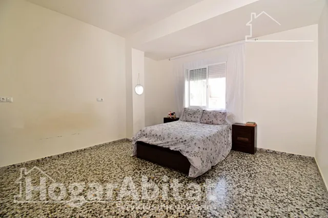 Amplitud y luz mediterránea en este piso totalmente reformado con terraza en Oliva — 10