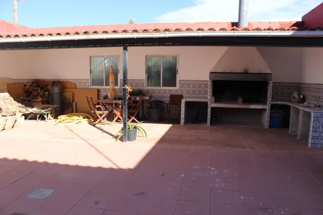 Te ofrecemos este chalet con casa de 200 metros cuadrados y 5.500 metros cuadrados de parcela! — 8