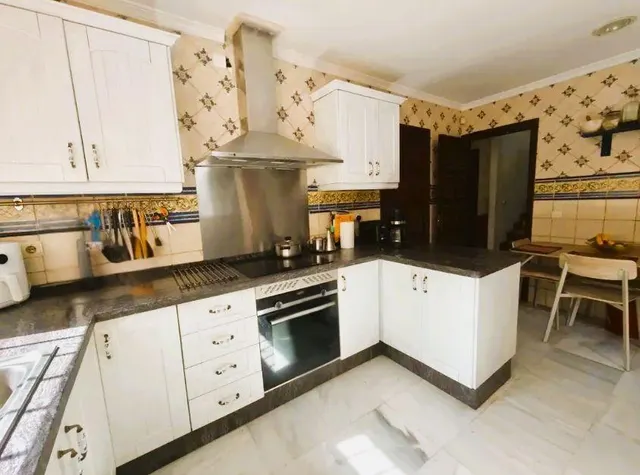 Villa en venta en Nueva Andalucía, Marbella, con vistas al mar y cerca de Puerto Banús — 16