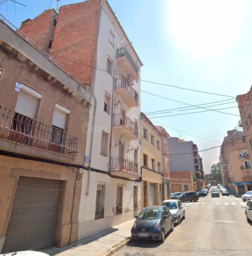 EDIFICI EN VENDA A TOCAR LES BASES