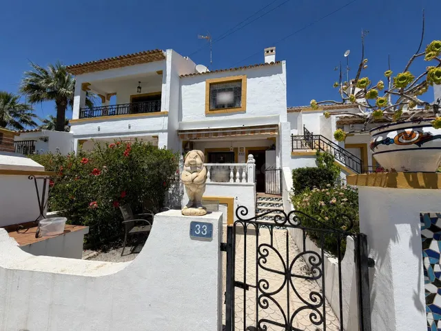 FANTÁSTICO ADOSADO EN RESIDENCIAL VALENCIA