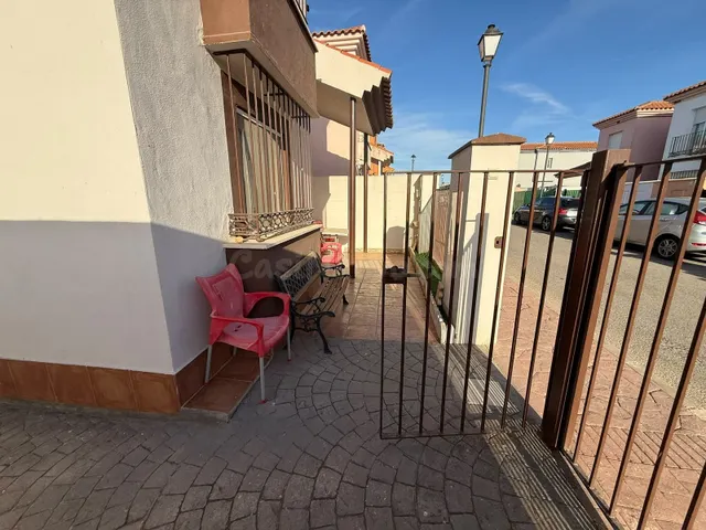 CHALET ADOSADO EN ESQUINA CON PISCINA COMUNITARIA EN FUENTE  - foto 5