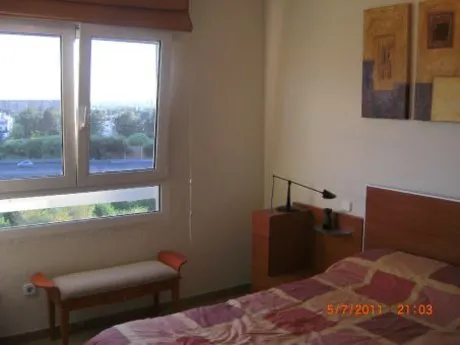 PISO ATICO  DE DOS GRANDES DORMITORIOS, 1 BAÑO, AMPLIO SALÓN, COCINA, TERRAZA DE 19M2, GARAJE Y TRAS — 23