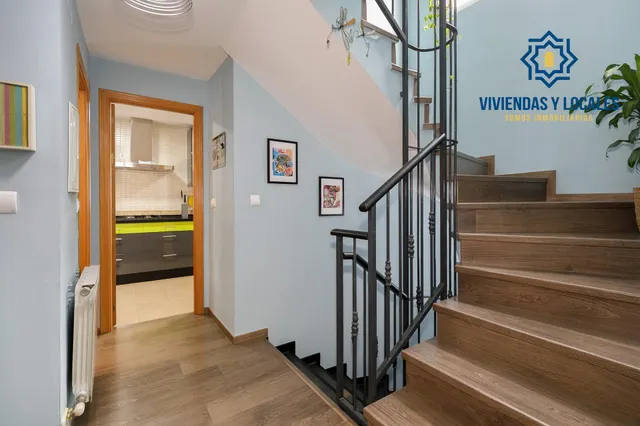 ¡Tu nuevo hogar te espera en Churriana de la Vega! Casa adosada con patio, garaje y futura parada de metro a pocos pasos. — 7
