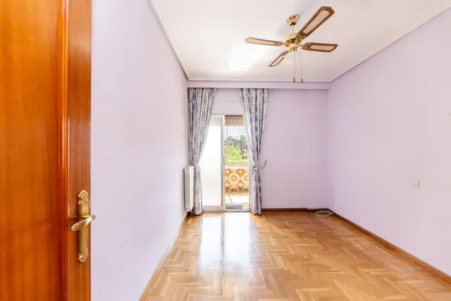 Piso amplio con 4 habitaciones y luminoso con terraza en zona tranquila y ajardinada. — 6