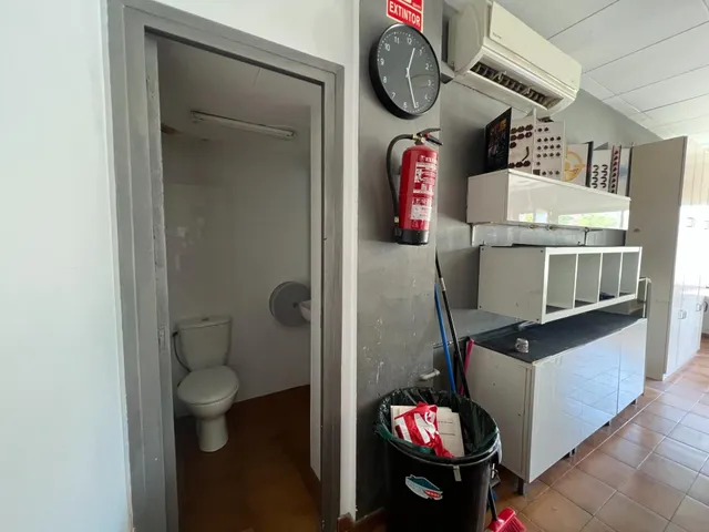 DESTACABLE Y PECULIAR LOCAL en VENTA o ALQUILER en Martorell. — 21