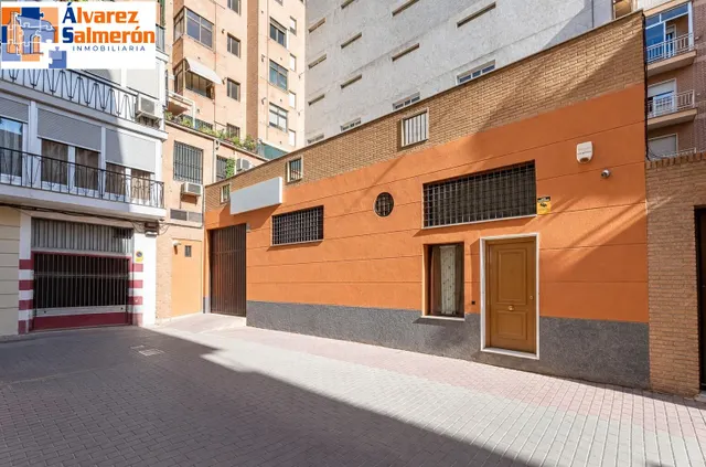 AMPLIA PLANTA BAJA JUNTO ARABIAL CON GARAJE — 20