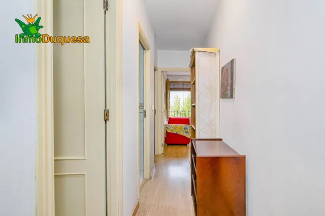 Piso de 4 dorm. con ascensor y Plaza de aparcamiento. Avda. de Madrid. — 18