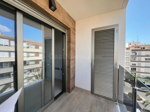 Para estrenar en el centro de Torrevieja, a estrenar! 🏡✨ — 3