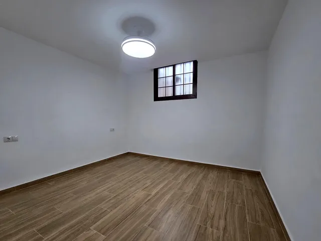 Piso a estrenar de 2 dormitorios con parking, luz y agua incluidas – 1.200 €/mes — 13