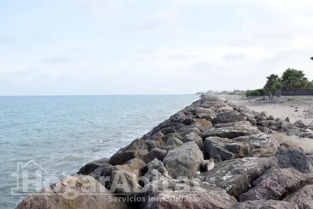 TERRENO URBANO EN PRIMERA LÍNEA JUNTO AL MAR — 38