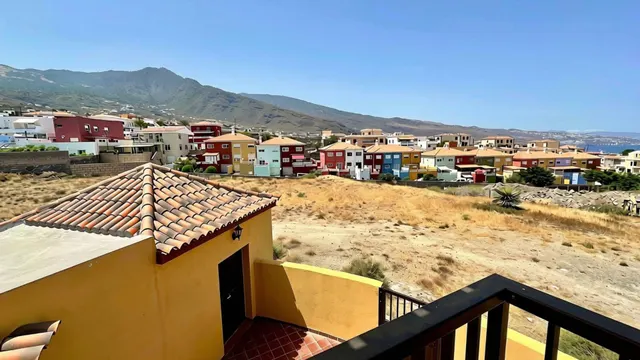 Chalet independiente con 5.318 m2 de parcela y vistas al mar en Candelaria — 47