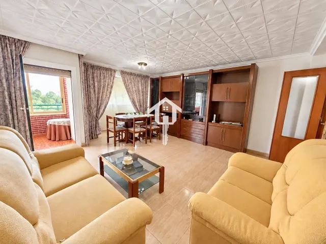 PISO EN VENTA EN ALICANTE. ZONA DE LA FLORIDA. 134m2 CON 4 habitaciones DOBLES, 2 BAÑOS COMPLETOS, TERCERA PLANTA CON ASCNESOR, TERRAZA Y DESPENSA. — 24