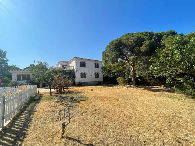 CESIÓN DE REMATE – CHALET CON PARCELA Y PISCINA Mont-roig de - foto 2
