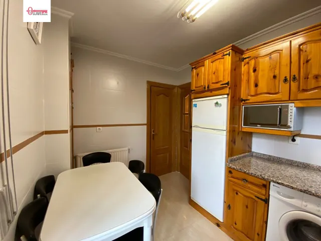 En Burgos C/ Alfareros. Se alquila precioso piso de cuatro habt, baño, aseo, garaje. — 17