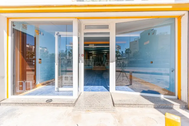 LOCAL COMERCIAL EN ZONA DE PASO — 14