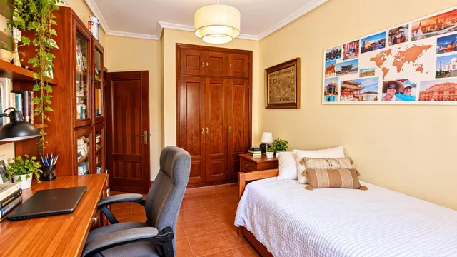 Chalet urbano reformado con piscina, placas solares y todas las comodidades — 31