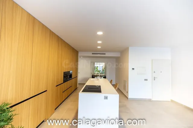 Planta baja con piscina privada y amplias terrazas - foto 5