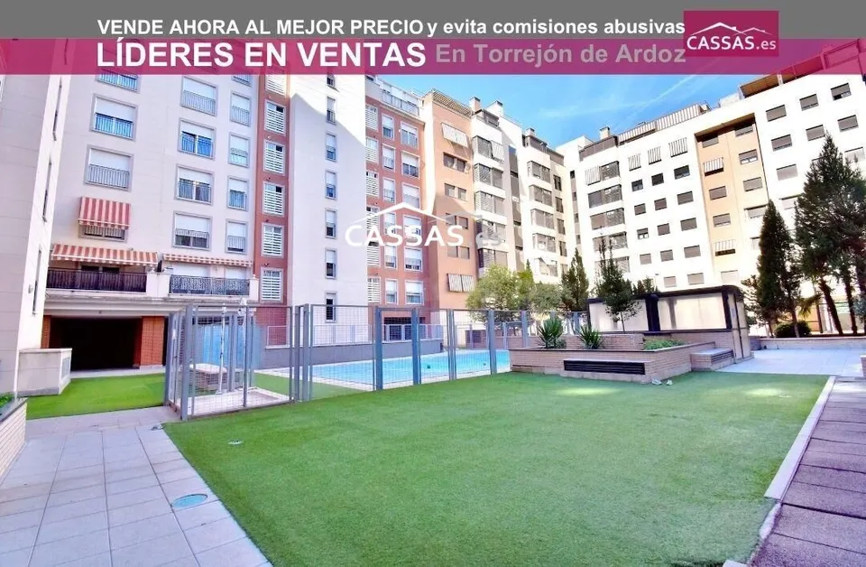 Bajo con Patio en  LOS GIRASOLES - 3 habitaciones, 2 baños, patio de 10m2, plaza de garaje, trastero y piscina.