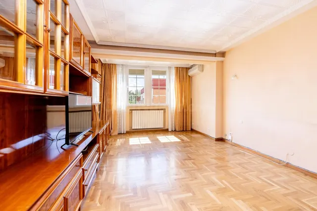 Piso amplio con 4 habitaciones y luminoso con terraza en zon - foto 2