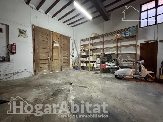 Espaciosa casa con local comercial y garaje en el centro — 41