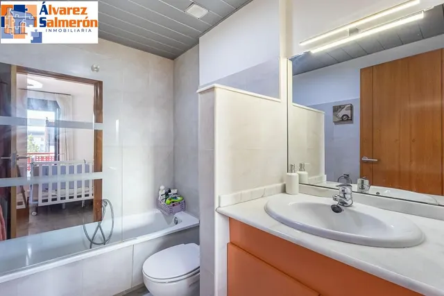 Amplia casa de 182 m2 con patio, gran sótano y a menos de 5 minutos del metro — 20