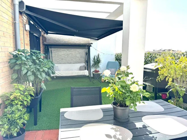 Ático orientado al sur con vistas al mar y amplia terraza en