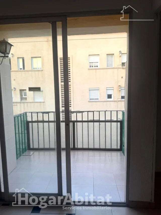 EXTERIOR CON BALCON JUNTO AL PUERTO Y LA PLAYA — 13