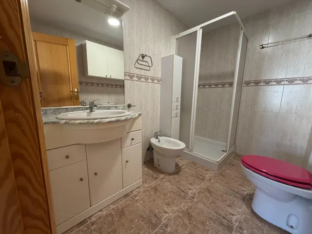 Piso amplio y muy luminoso con ascensor y comunidad incluidos – 800 €/mes (posibilidad de plaza de garaje en el mismo edificio por 50€ mas al mes) — 27