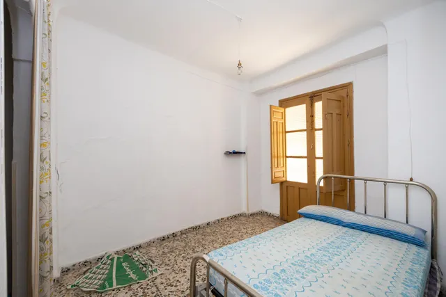 Casa para reformar en el centro de Lanjarón con gran potencial de inversión — 24