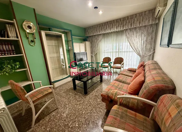 AMPLIA VIVIENDA CON PLAZA GARAJE DOBLE-CERRADA. — 28