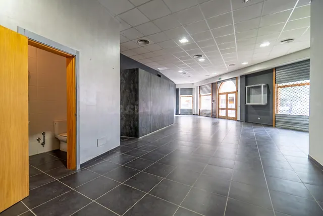 Local reformado de 236 m2 con terraza privada en Centro/Sind - foto 2