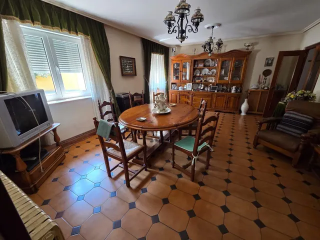 SE VENDE CASA EN VALENCIA DE DON JUAN, 2 PLANTAS, 5 HAB., 2 COCINA, BAÑO, ASEO, PATIO, COCHERA. — 26