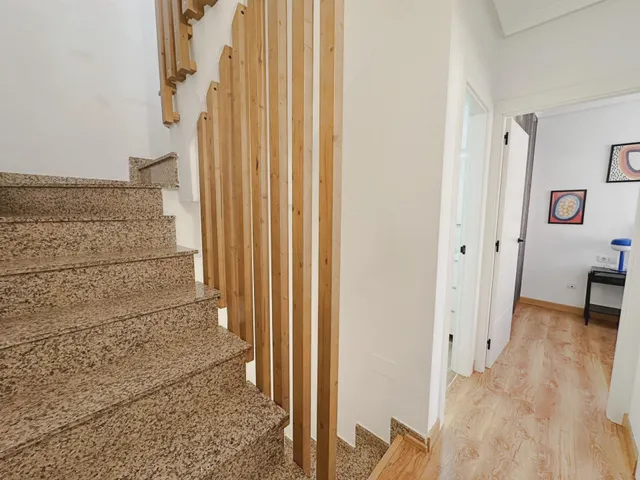 Casa adosada reformada y espaciosa de tres plantas (86 m2) con 3 dormitorios, 2 baños y 1 aseo. Terraza frente, piscina comunitaria, cerca del La Zenia Boulevard y a tan solo 650 m de Playa Flamenca — 23