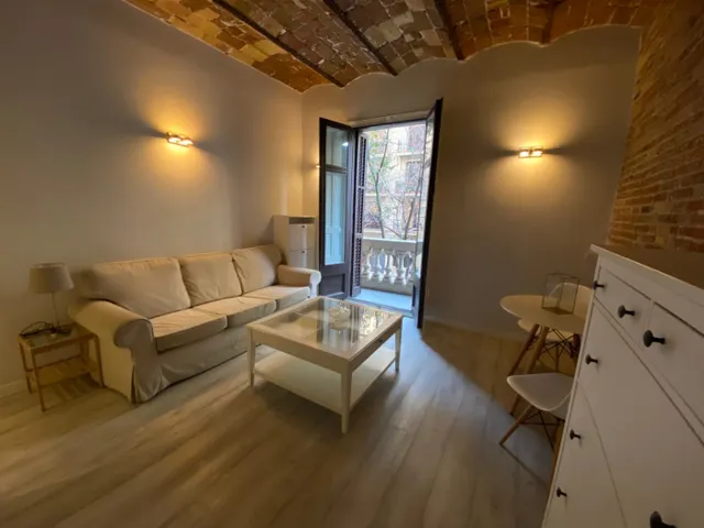 Apartamento con balcón junto a Passeig Sant Joan – Eixample — 3